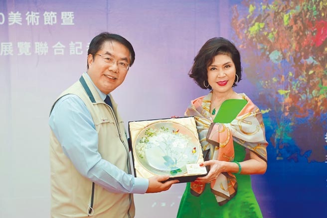 「最美丽主持人」白嘉莉今天将在台南安平灵粮堂举办个展签书会，图为白嘉莉去年初访台南，担任南美馆神秘嘉宾。（台南市美术馆提供／曹婷婷台南传真）