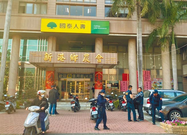 农会代表、小组长选举登记最后一天，警方不敢大意加派警力巡逻。（张亦惠摄）