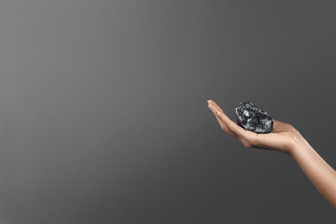 LV展现进军珠宝市场的雄心，高价购入世上第2大颗重达1758克拉的「Sewelo」钻石原石。（LV提供）