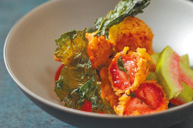 台北晶華酒店打造「Super Bowl草莓季」，端出許多創意十足的草莓料理，圖為草莓炸雞天婦羅。（台北晶華酒店提供）