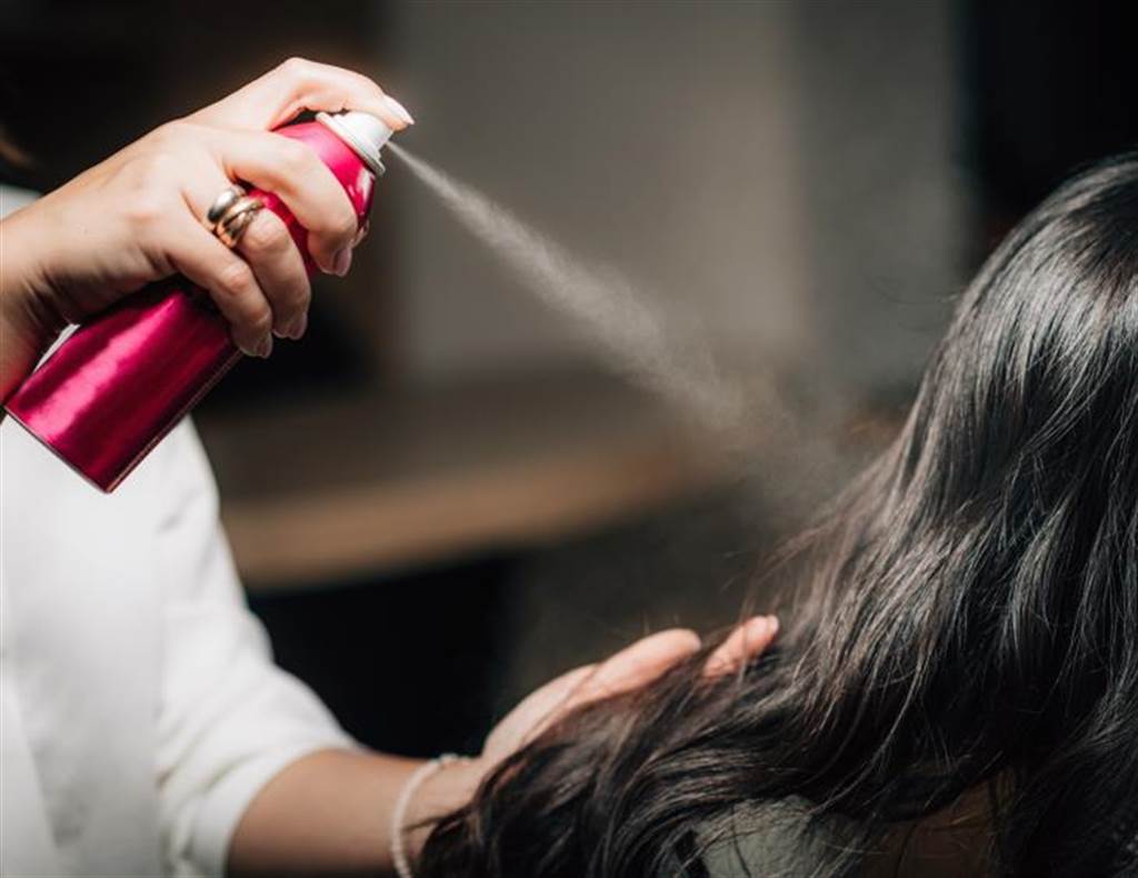 头蝨透过寄生于人类的头发、颈部毛发，吸食血液维生，传染力相当的强。（示意图／Shutterstock）(photo:ChinaTimes)
