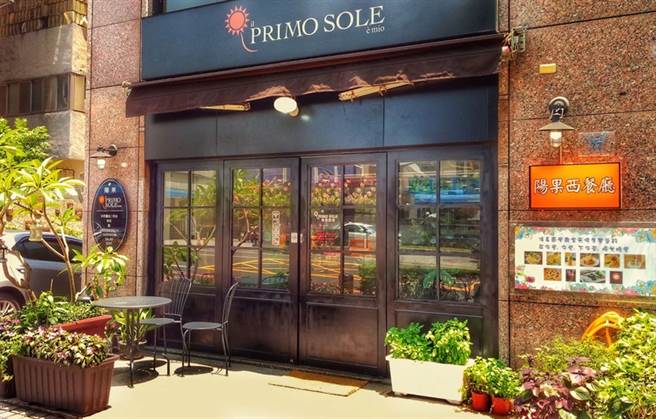 位在桃園蘆竹的陽果西餐廳，因拒絕護理師入內用餐，遭醫護人員圍剿。（翻攝陽果臉書）