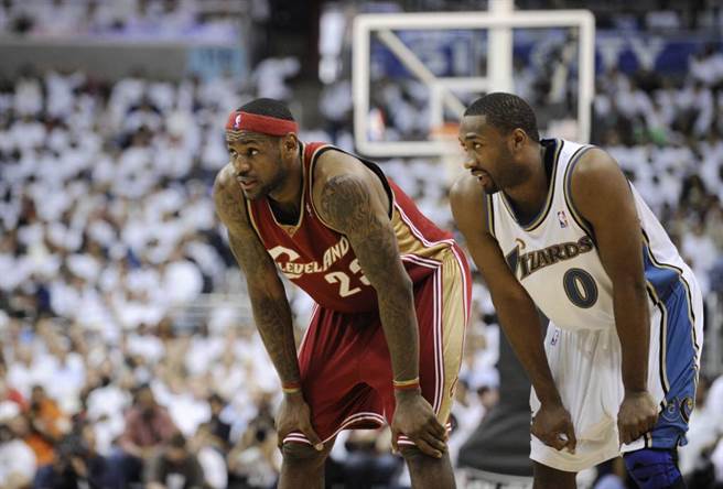 十多年前的詹姆斯(左)与亚瑞纳斯曾多次在季后赛交锋，亚瑞纳斯虽然战败却与詹姆斯结为好友。（美联社资料照）