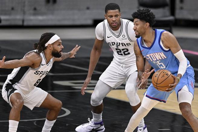 火箭中鋒伍德(右)面對米爾斯、蓋伊兩名馬刺球員盯防。(美聯社)