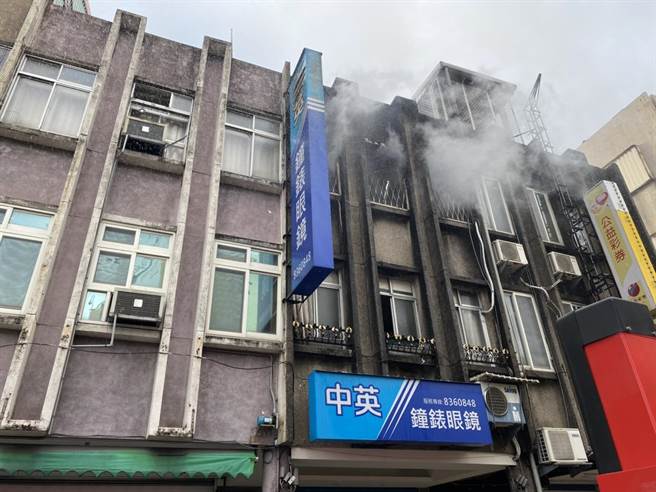 救灾水车抵达现场后，约在30分钟左右控制火势，目前粗估燃烧面积约20坪，财损约10万元，至于起火原因仍待调查。（罗亦晽摄）