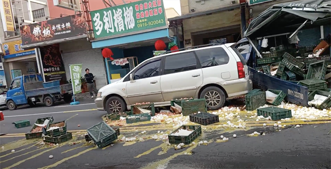 前往支援的消防水车不慎撞倒蛋车，鸡蛋当场全碎，蛋液直流，现场一片狼藉。（罗亦晽摄）