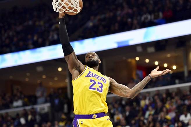 湖人球星詹姆斯结束与可口可乐17年多的合作，将转与百事公司联手。（美联社资料照）