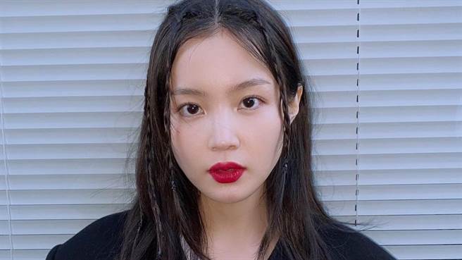 李遐怡近日登上时尚杂志封面辣秀好身材。（图／IG@leehi_hi ）