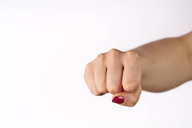 基隆一名刘姓妇人，因涉嫌长期殴打凌虐10岁女童致死，遭判刑8年。（示意图，达志影像/shutterstock）