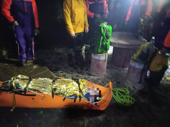 百斤男在警消联手协助下平安下山。（翻摄照片／黄婉婷桃园传真）