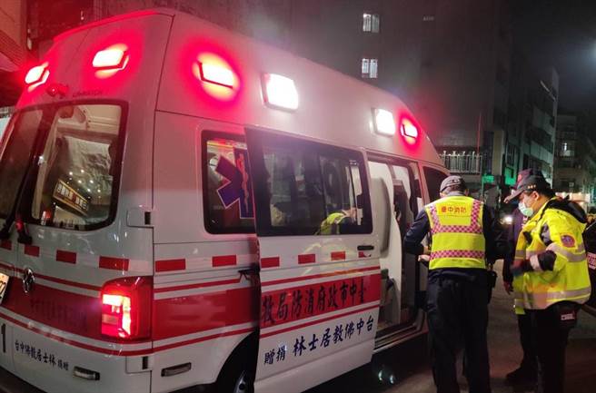台中市社会局社工与警方协助一名身体不适的女街友送医。（台中市府提供／卢金足台中传真）