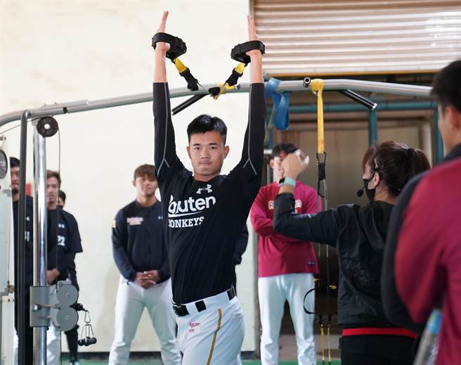 乐天桃猿在春训强化选手体能。（乐天桃猿提供）