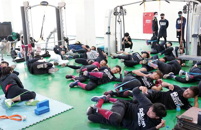 乐天桃猿在春训强化选手体能。（乐天桃猿提供）