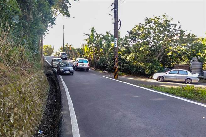 竹43-1线行车险象环生，县府年底前将完成拓宽，解决长久以来的塞车窘境。（罗浚滨摄）