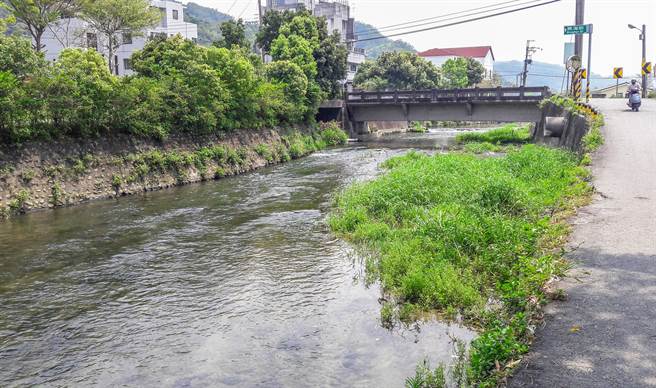 竹北市豆子埔溪幹線護岸改善應急工程，將改善永興橋以西的護岸。（羅浚濱攝）