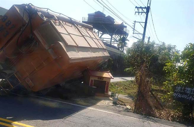 一座西营小祠扛住一台重达22吨的饲料车，让车子没有翻覆，也让饲料车驾驶与他怀胎9个月的妻子平安无事。（截自脸书社团《爆废公社公开版》）