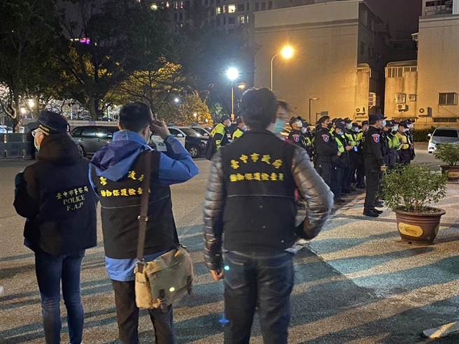 台中市夜店走险招吸客源，也引发警方、市府动保处大阵仗联合稽查。（民眾提供／卢金足台中传真）