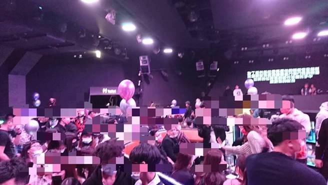 台中市警方到南屯区一家夜店扩大临检，业者在警方紧盯风头上，现场并无违法之处。（民眾提供／卢金足台中传真）