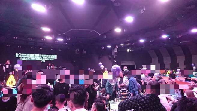 不畏低温，台中市南屯区这家近来因过火舞蹈与「草泥马」秀遭热议的店，仍然涌进大批客人。（民眾提供／卢金足台中传真）