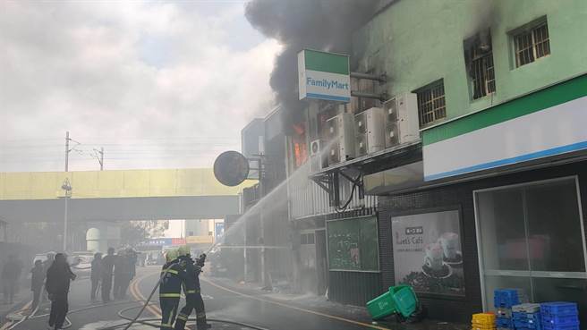 苗栗市中山路今日12點半左右傳出住宅火警。（民眾提供／巫靜婷苗栗傳真）