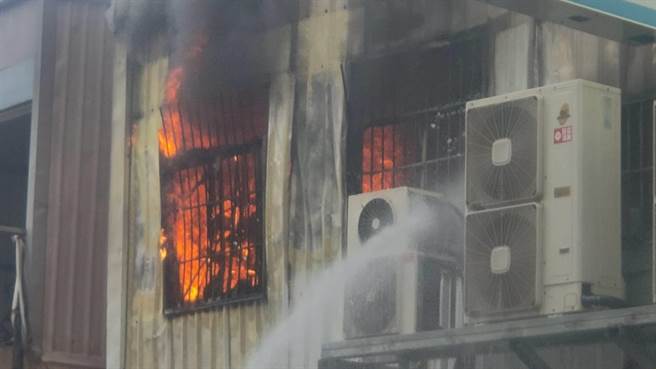 苗栗市中山路今日12點半左右傳出住宅火警。（民眾提供／巫靜婷苗栗傳真）