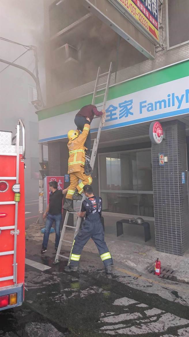 苗栗市中山路今日12點半左右傳出住宅火警，老婦受困2樓攀梯逃生。（民眾提供／巫靜婷苗栗傳真）