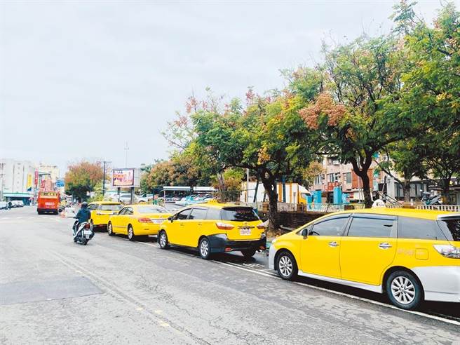 搭乘計程車後座應繫妥安全帶，北市乘客因緊急煞車撞傷膝蓋控告司機過失傷害，檢察官認為，司機無法在行進間注意乘客動向，認定犯罪嫌疑不足予以不起訴。圖片並非事發當時人（圖：本報資料照）