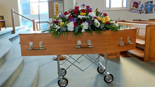 台南市的火化场日前发生一起罕见意外，礼仪师用推车运送棺木不慎，造成棺木从推车翻落坠地，棺盖掀开亡者外露。（示意图，达志影像/shutterstock）