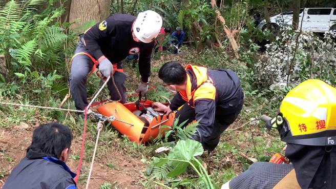 1輛車17日下午12點半左右在知本林道大約1.5公里處，駕駛疑似閃神，車子撞到路邊水管直接翻落到約6公尺深的山谷下，車內4人分別受擦挫傷等，目前送往台東馬偕及基督教醫院，事故發生原因警方正在釐清中。（蔡旻妤攝）