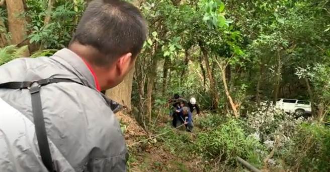 1輛車17日下午12點半左右在知本林道大約1.5公里處，駕駛疑似閃神，車子撞到路邊水管直接翻落到約6公尺深的山谷下，車內4人分別受擦挫傷等，目前送往台東馬偕及基督教醫院，事故發生原因警方正在釐清中。（蔡旻妤攝）