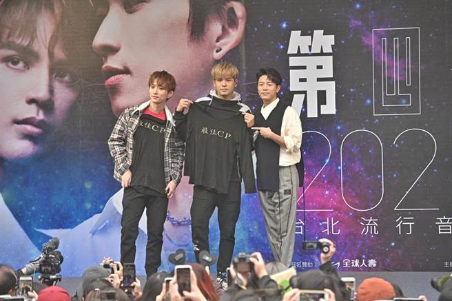 「九澤CP」今在台北信義區舉辦簽票會，韋禮安站台。（盧禕祺攝）