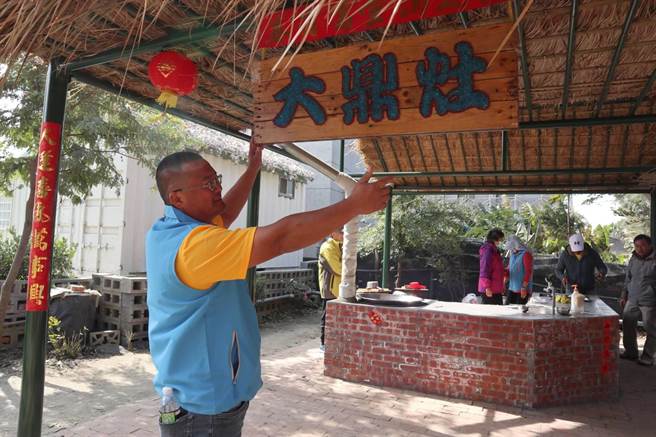 东石乡塭仔社区发展协会理事长陈俊旭自豪地说，「大鼎灶」斗大的3字，是据点长辈共同用琉璃珠制作的。（张毓翎摄）