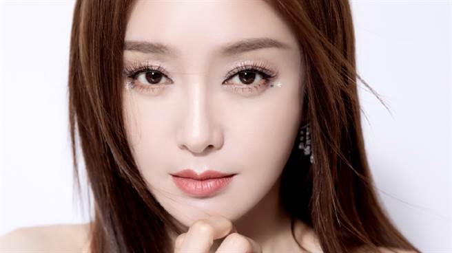 秦岚以一袭高衩透视礼服出席「2021爱奇艺为爱尖叫晚会」。（图／微博@明星美足长腿）