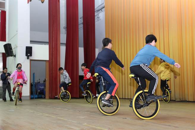 新竹县特教生学习独轮车举办成果展，15名学生表演持续骑3分钟。（罗浚滨摄）