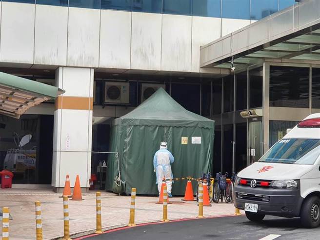 北部某医院爆群聚感染，该医院户外採检室周日一早就陆续有人进出。(蔡依珍摄)