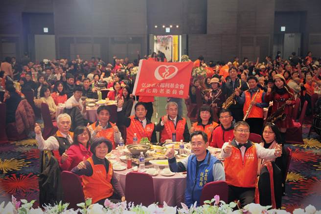 弘道基金會彰化服務處成立助老委員會，連續4年舉辦寒冬圍爐餐會，由助老委員、社工與志工們陪獨居長輩們圍爐吃飯。（謝瓊雲攝）