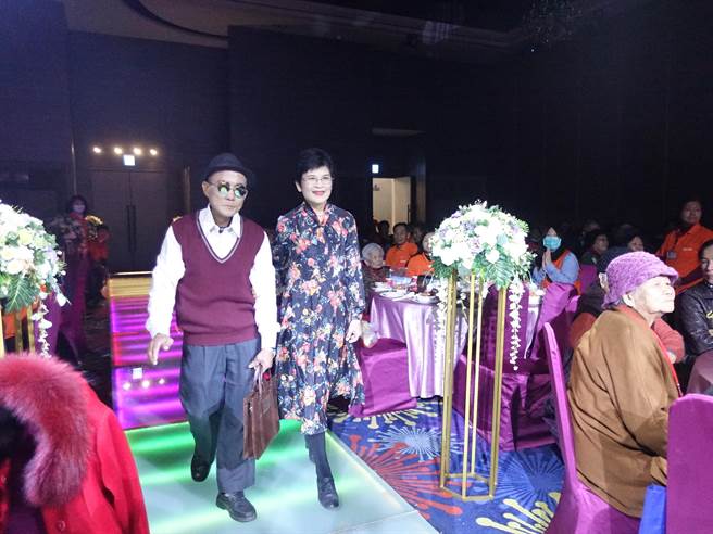 67歲林阿公靠撿拾資源回收度日，雙耳聽力受損須配戴助聽器，2年前又確診淋巴癌，經過治療後，他主動要求生平第一次穿上西裝，在社工陪伴下帥氣上場走秀。（謝瓊雲攝）