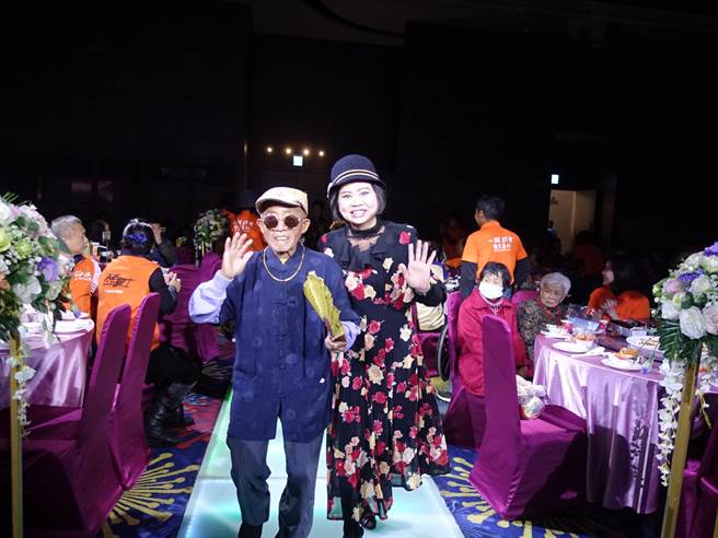 89歲獨居低收的林阿公膝下無子女，因退化導致嚴重重聽，穿著帥氣的唐裝走秀，十分開心。（謝瓊雲攝）