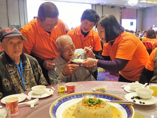 80歲游阿公獨居低收，近年身體功能日漸退化，無法再獨自騎車外出找朋友，早已好多年沒圍爐，昨天吃到菜單裡的櫻花蝦蘿蔔糕，想起少時母親煮給他吃的菜頭糕滋味。（謝瓊雲攝）