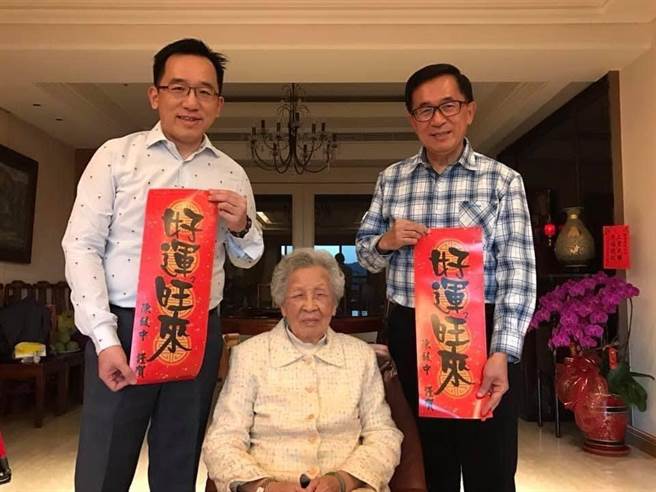前总统陈水扁（右）的母亲陈李慎（中）15日病逝，享耆寿94岁。陈致中（左）16日在脸书上po出合照，怀念最亲爱的阿嬷。（摘自陈致中脸书／李宜杰台南传真）