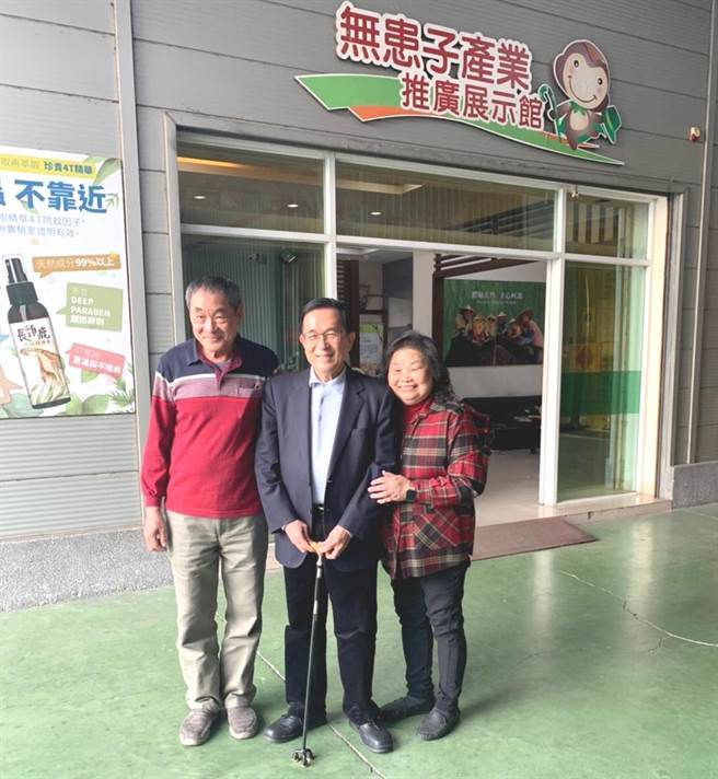 前总统陈水扁（中）为专访无患子业者，日前特地参访台南安定古宝无患子公司，董事长王高荣与夫人开心与陈水扁合影。（读者提供／李宜杰台南传真）