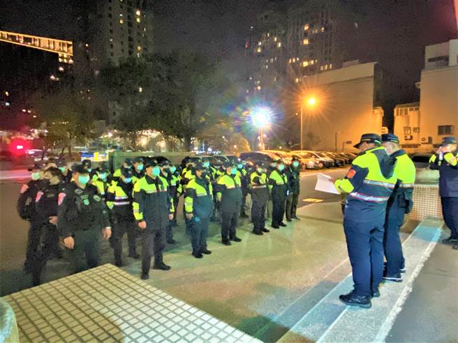 南屯区一家夜店开幕出险招吸客，引发警方与市府动保处紧盯是否涉违法，警方扩大临检，强调不容挑战治安。（民眾提供／卢金足台中传真）