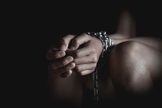 碧苾發病時會出現幻覺，並且有暴力傾向，家人不得已只好將她關在鐵龍中。（示意圖／達志影像）