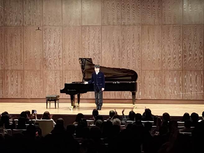 台裔英籍钢琴家周善祥上周在国家演奏厅演出《郭德堡变奏曲》，提供一个具有现代感的郭德堡。（李欣恬摄）