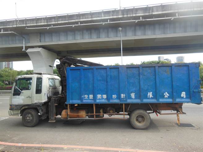 黄男下车后疑因未拉手煞车，大货车倒车滑行到板城路，还转弯撞上路边停放的一辆汽车才停止。（翻摄）