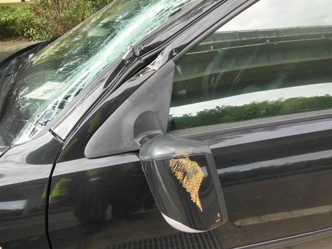 黄男下车后疑因未拉手煞车，大货车倒车滑行到板城路，还转弯撞上路边停放的一辆汽车才停止。（翻摄）