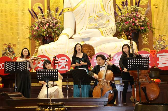 知名大堤琴家张正杰（右2）带领多位音乐家为福田户演奏动人曲目。（许哲瑗摄）