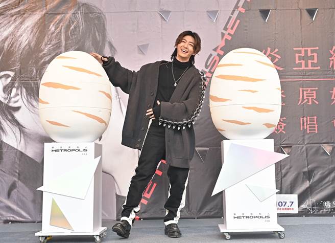 炎亚纶今办《摩登原始人》签唱会。（卢祎祺摄）