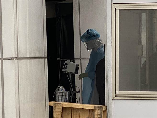 北部某醫院群聚後採分區分色，紅區必備N95，進入要報備核准。(蔡依珍攝)