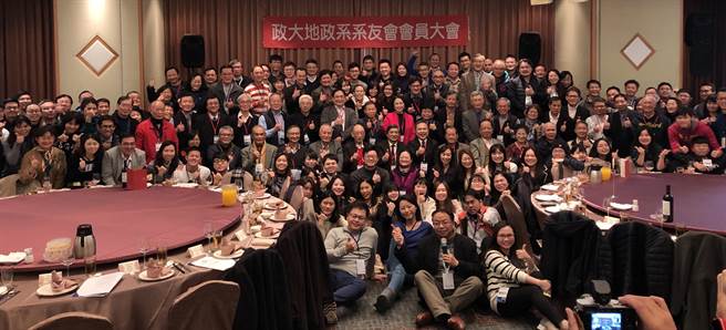 政大地政系系友会第五届第二次会员大会今天在天成大饭店举行，系友们齐聚一堂。（政大地政系提供）